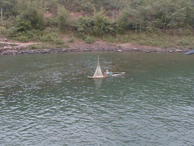 Scaled image Fishers use bamboo rafts.jpeg 